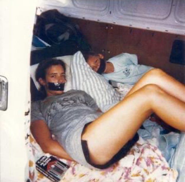 Mamertos0's tweet image. Con la publicación de los archivos de Jeffrey Epstein surge la pregunta de sí Tara Calico la estudiante mexicana que desapareció mientras montaba bicicleta en 1988 y que unos meses después se encontró una foto de ella atada y amordazada junto a un niño en el baúl de un auto en un…