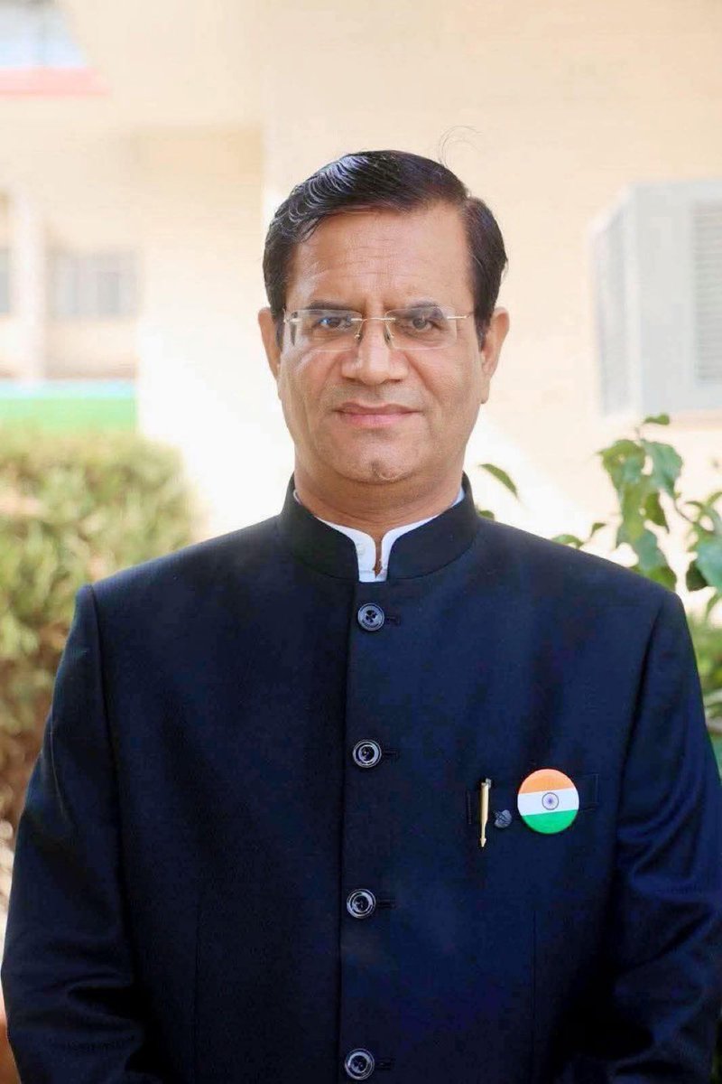 दुखद खबर 
SMS ट्रॉमा सेंटर, जयपुर के प्रभारी एवं SMS मेडिकल कॉलेज के वरिष्ठ प्रोफेसर डॉ. बी.एल. यादव का हार्ट अटैक से निधन हो गया है।
महाराष्ट्र में आयोजित सर्जन्स कॉन्फ्रेंस के दौरान डॉ यादव की अचानक तबीयत बिगड़ गई। 
जीवन क्षणभंगुर है। अगले ही पल का पता नहीं ह