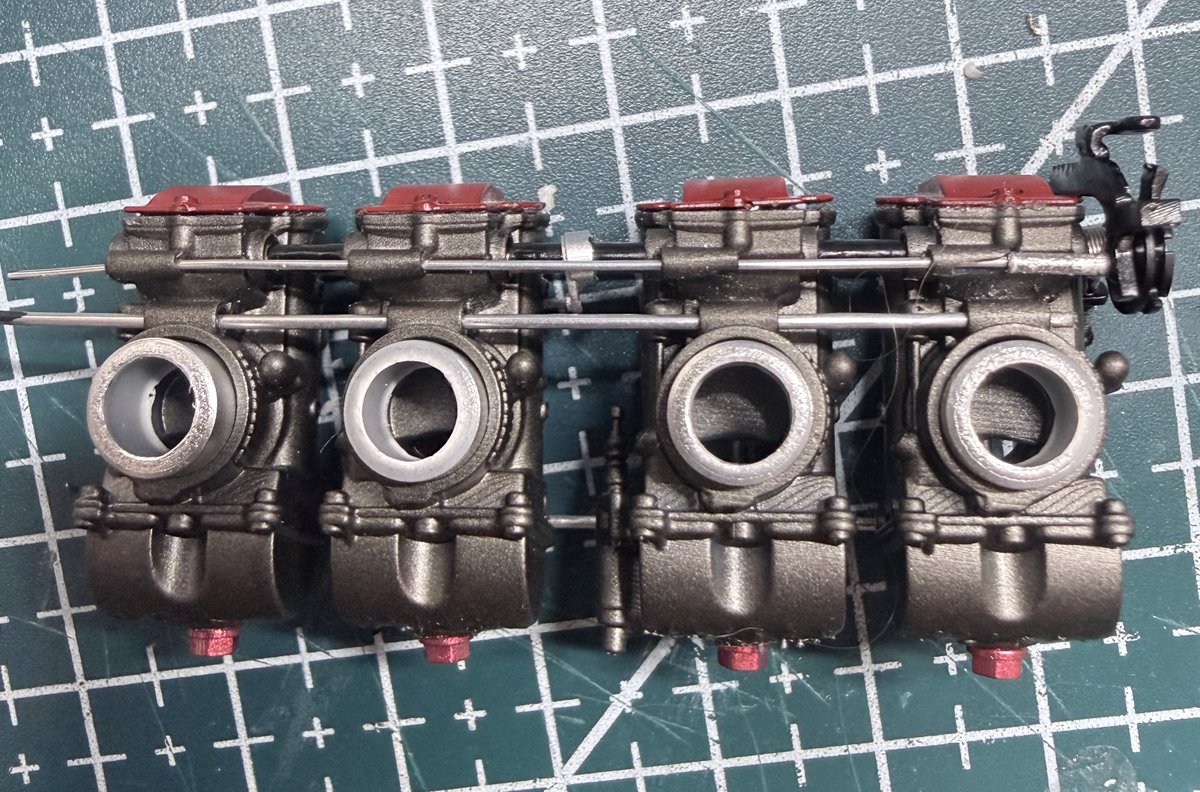 Dike_Force's tweet photo. タミヤ 1/6 GSX1100Sカタナ

TMR-MJNキャブレターの塗装、組立を進めています。
リンクはサイドリンクを選択。
接続パイプはφ１ミリのアルミパイプ
スピゴットはφ７ミリのプラパイプ。
造形がとても精巧でカッコイイです
残りはチョーク、燃料ライン、スロットワイヤーを取り付けていきます。 https://t.co/7AGhWnYvYX