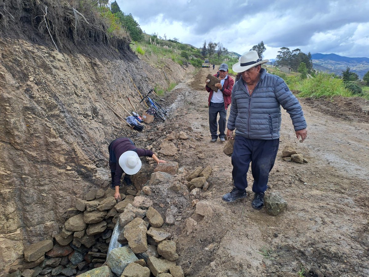AzuayPrefectura's tweet photo. #MingasComunitarias 👌

🚜 Trabajamos en la vía Cosacopte - Simón Bolívar con el apoyo de la comunidad y el GAD Parroquial de Simón Bolívar. 💪🏽

 🤝 En equipo mejoramos la conectividad en las parroquias rurales. 🚗

#CambioDeLaMatrizVial
#TransformamosVidas
#JotaLloretPrefecto https://t.co/apU7yvZLvD