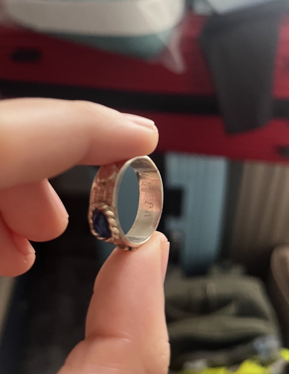HeroineOfTime98's tweet image. He perdido un anillo como este pero con piedra rosa en Barcelona.
Tiene una inscripción que pone “MJ 2710” 💍

Iba en moto y ni me enteré de dónde se me cayó.
Significa muchísimo para mí, por favor si alguien lo ha visto o lo ha encontrado que me diga 🙏

Agradezco RT