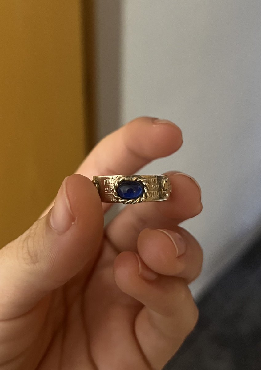 HeroineOfTime98's tweet image. He perdido un anillo como este pero con piedra rosa en Barcelona.
Tiene una inscripción que pone “MJ 2710” 💍

Iba en moto y ni me enteré de dónde se me cayó.
Significa muchísimo para mí, por favor si alguien lo ha visto o lo ha encontrado que me diga 🙏

Agradezco RT