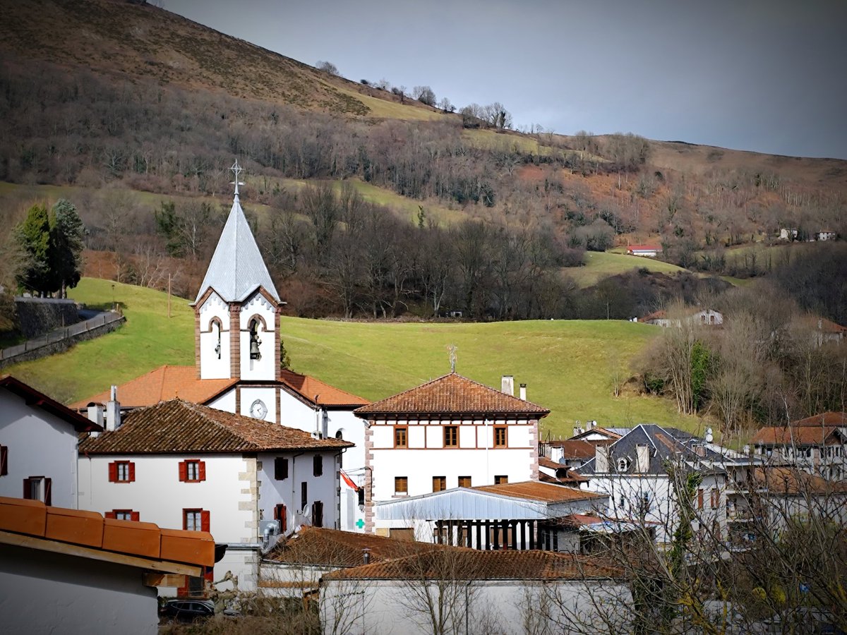 Muchos creen que #Roncesvalles es el primer pueblo navarro del Camino de Santiago. Pues no. El honor lo tiene #Luzaide #Valcarlos, la puerta del Camino. Sus gentes reivindican también la derrota de las tropas de Carlomagno en los desfiladeros de su entorno y en su calzada romana.