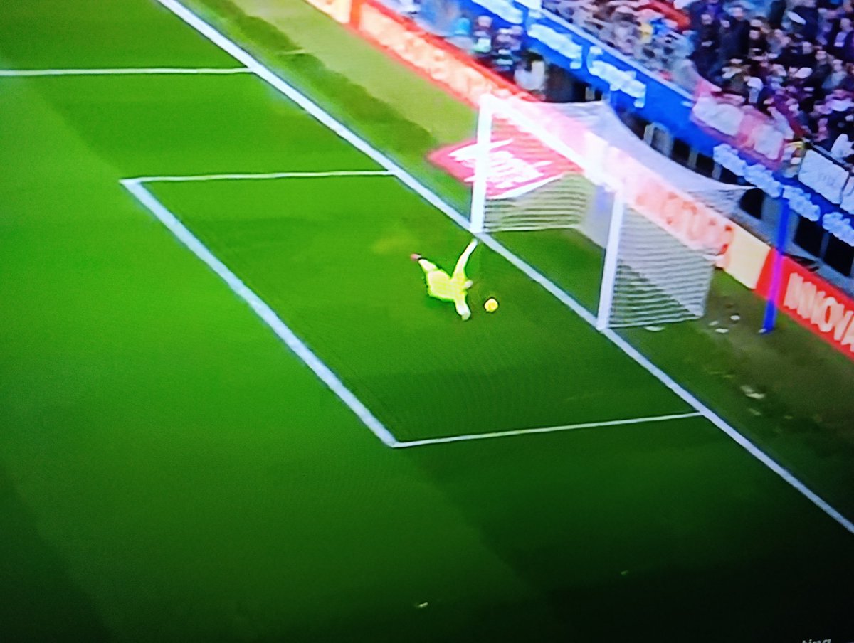 Yáñez paradón después del error que tuvo en el gol,quedan minutos todavía