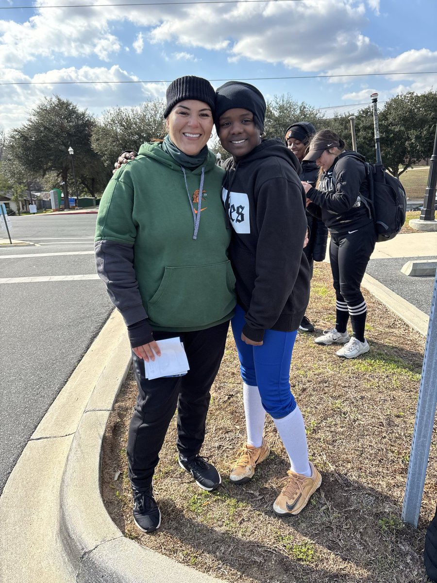 EmoreeSmith's tweet photo. Great day at the FAMU Softball camp! Thanks to the coaches and players who ran an awesome camp. Appreciate Coach Beall and Coach Hurtado for the opportunity ! 🥎💚🧡

@bbeall0628 @JessMargarita @DukesFlowers https://t.co/FcTRID98fB
