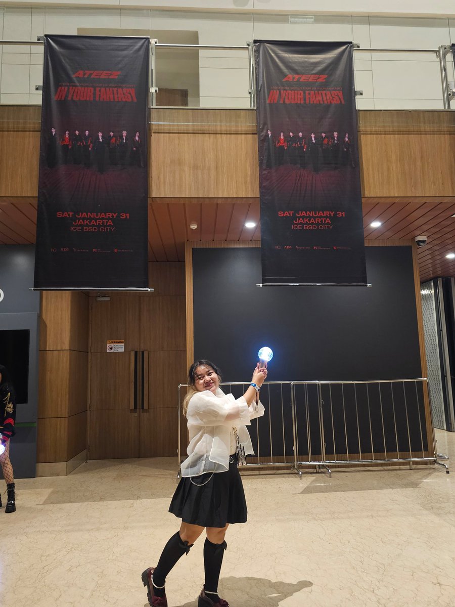 allfor_woo's tweet photo. From this to this... Thank God 4 the opportunity to experience this. Thank you @ATEEZofficial 4 coming to Jakarta. Terimakasih dah all out &amp; enjoy bareng INATINY. Terimakasih u/ effort belajar bahasa Indonesia. You guys rock!!!! Atiny, MANA SUARANYA??!!! #InYourFantasyInJakarta https://t.co/lAWyyIuXue