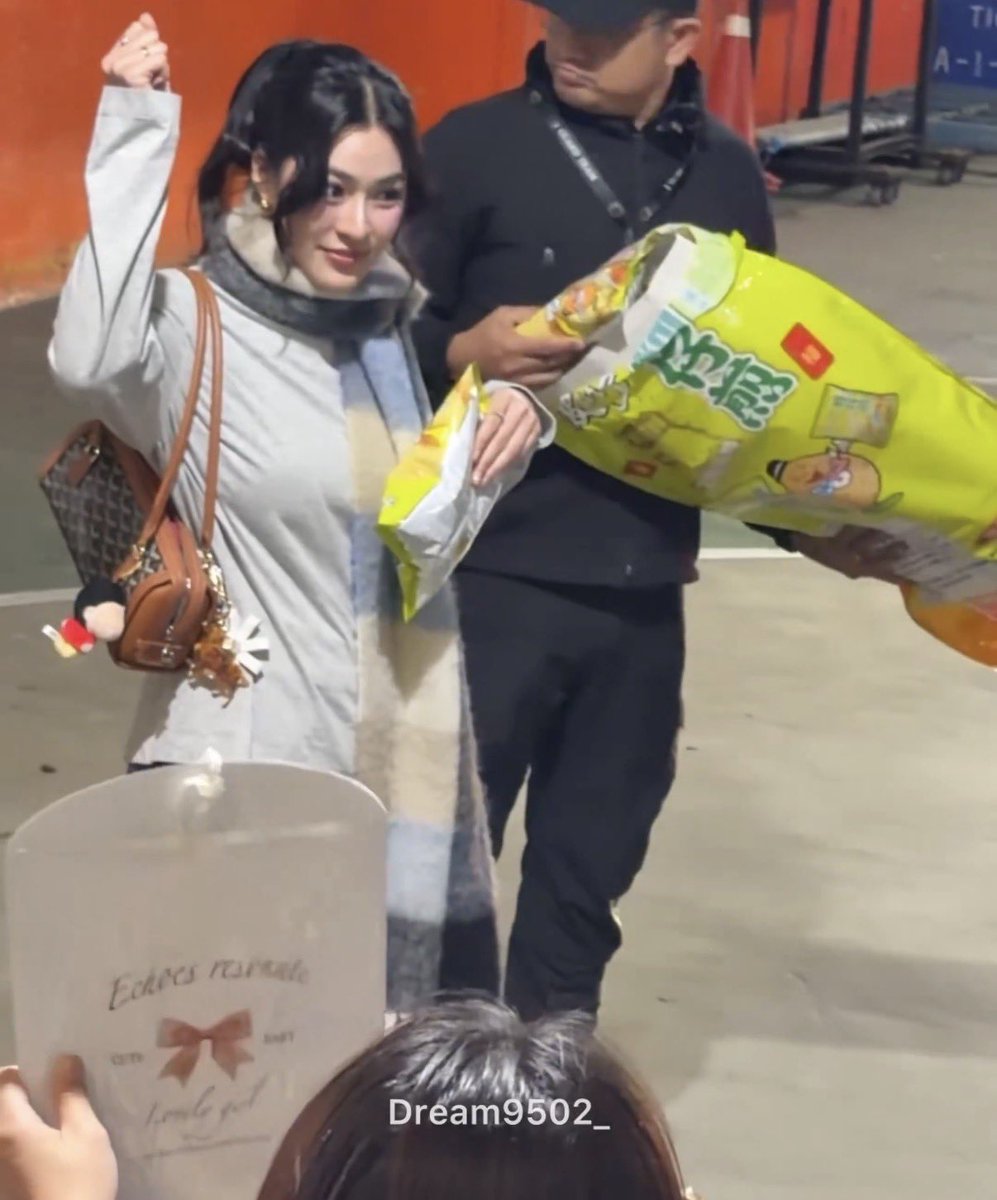 Kaoxkwong's tweet image. ตาหริงเปนหัวหน้าแก๊งม๋าเด้นจริงๆ ดื่อมากอะ 55555555555555555555555555555