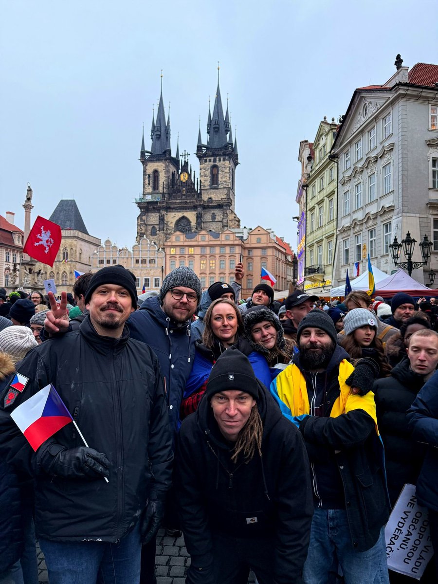 Dnes jsme se na Staroměstském náměstí postavili za prezidenta republiky, proto tomu 6. letému fakanovi Macinkovi. 🇨🇿✌️🇪🇺