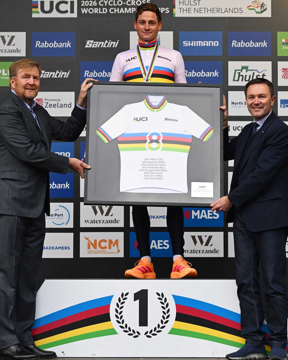 A special jersey for a special rider! 🌈

Mathieu van der Poel was presented with a unique rainbow jersey by the UCI after breaking the record for most cyclo-cross world titles held by a male rider 👏