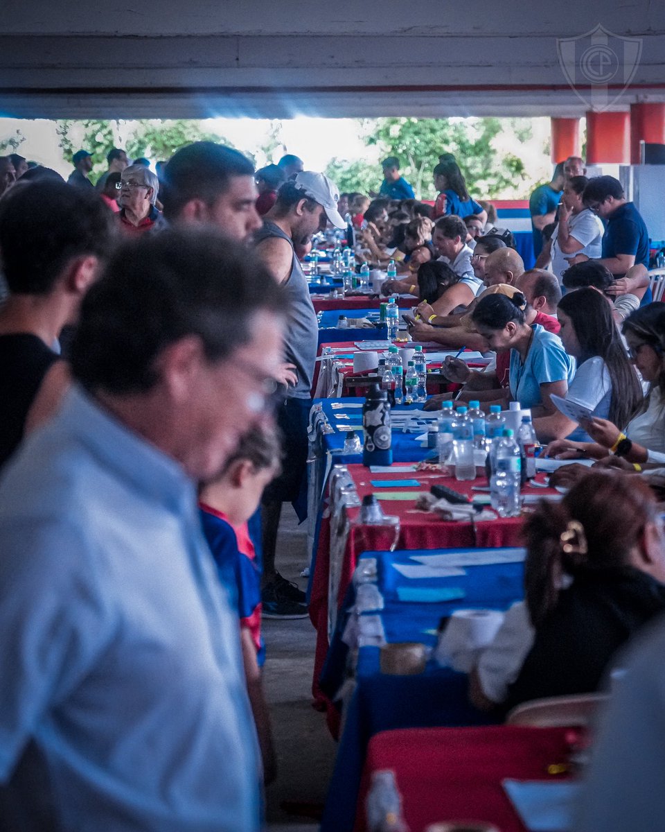 CCP1912oficial's tweet photo. Con una participación récord del 73,6% (11.095 votos), en una jornada ejemplar y de verdadera fiesta Azulgrana, los @SociosCCP cumplieron con su deber hacia nuestra institución 🗳️

Compromiso, identidad y amor por estos colores 💙❤️

Una vez más quedó demostrado: ¡Cerro Porteño es el fenómeno social más grande e importante del Paraguay! 🌪️