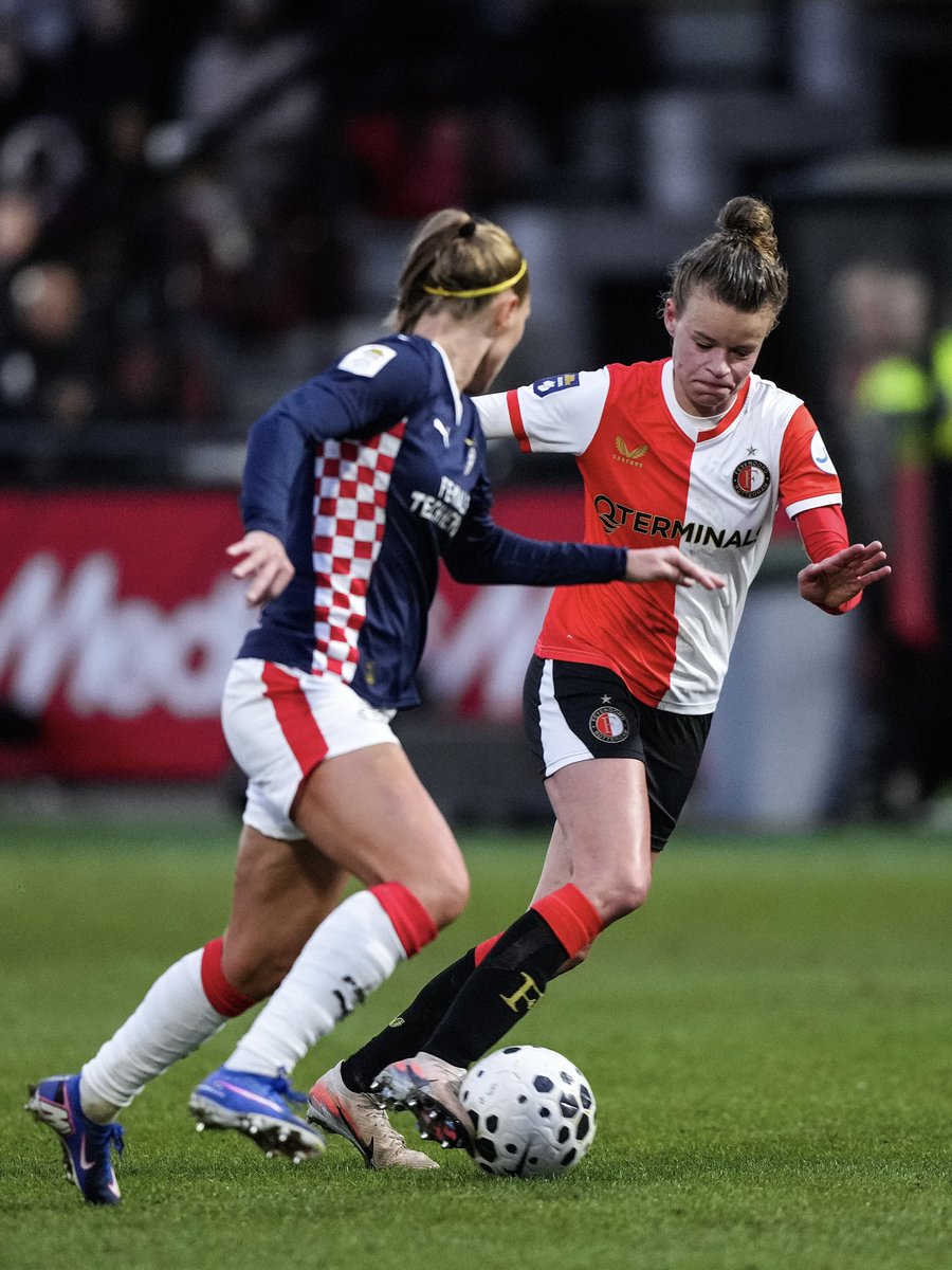 FeyenoordV1's tweet image. Half-time in Rotterdam.

#feypsv 1-2