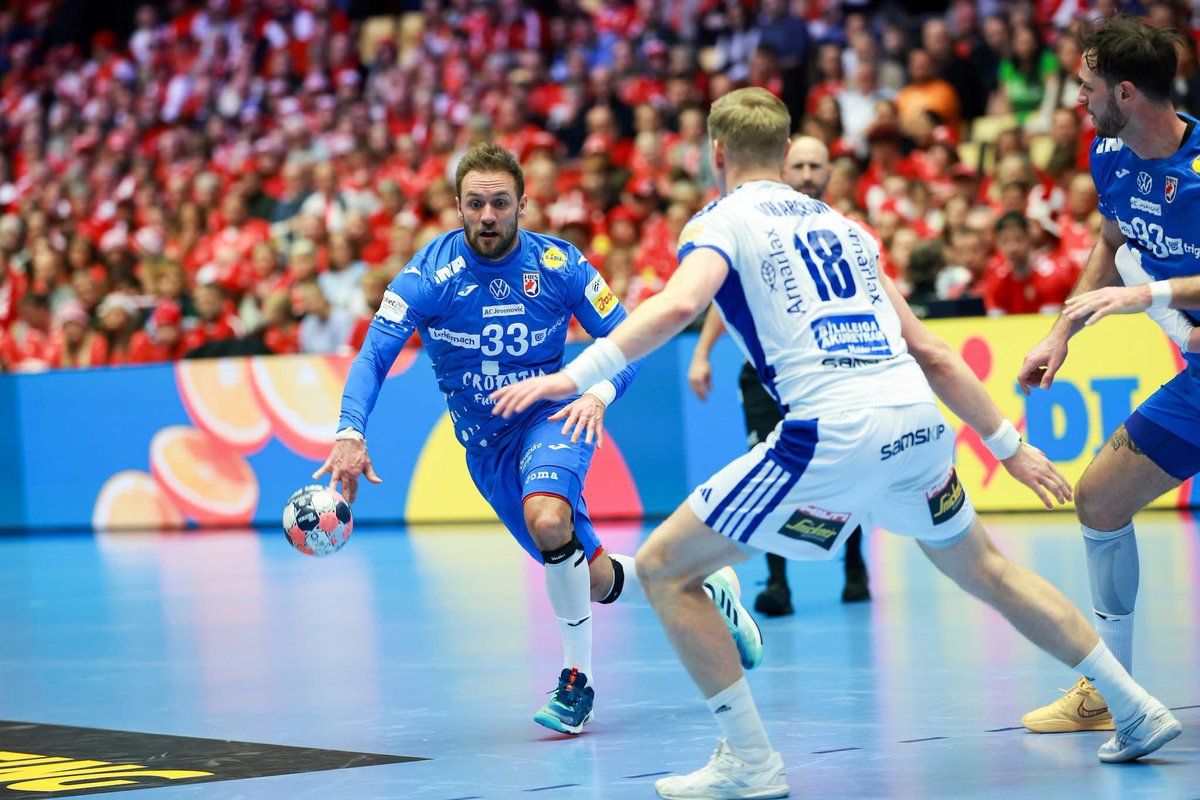 mintsRH's tweet image. Čestitamo našim rukometašima na velikom uspjehu! 🥉
Na @EHFEURO slavili su protiv Islanda 34:33 i Hrvatskoj donijeli ukupno 16. medalju s velikih natjecanja. 👏
Bravo dečki, ponosni smo na vas! 
Hrvatska vas čeka! 🇭🇷 💪🏻
