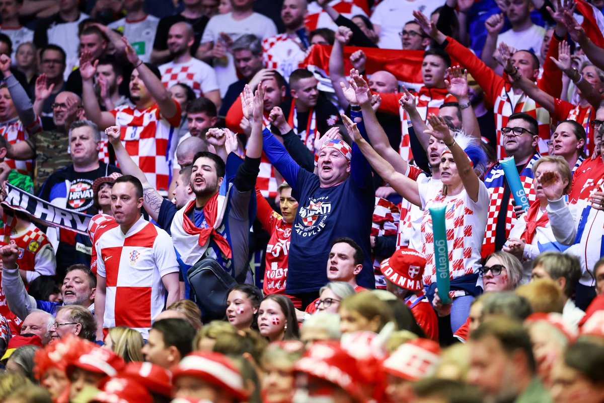 mintsRH's tweet image. Čestitamo našim rukometašima na velikom uspjehu! 🥉
Na @EHFEURO slavili su protiv Islanda 34:33 i Hrvatskoj donijeli ukupno 16. medalju s velikih natjecanja. 👏
Bravo dečki, ponosni smo na vas! 
Hrvatska vas čeka! 🇭🇷 💪🏻