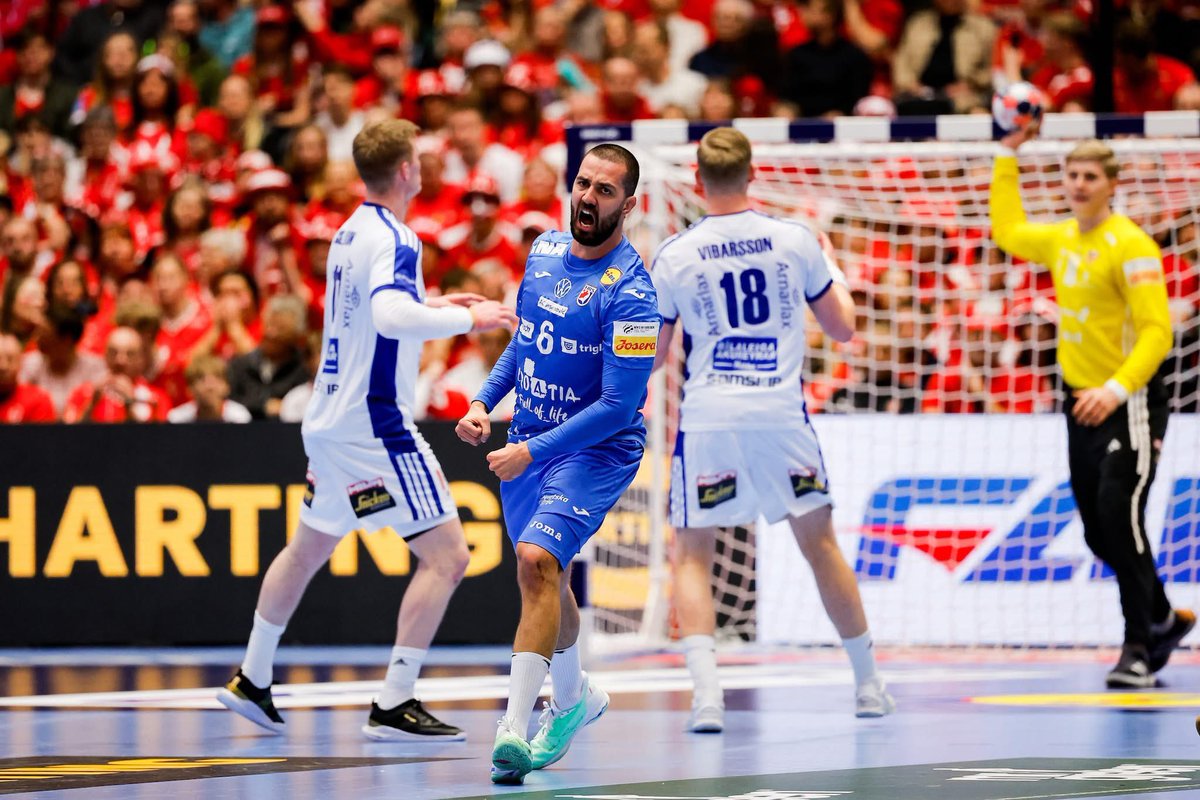 mintsRH's tweet image. Čestitamo našim rukometašima na velikom uspjehu! 🥉
Na @EHFEURO slavili su protiv Islanda 34:33 i Hrvatskoj donijeli ukupno 16. medalju s velikih natjecanja. 👏
Bravo dečki, ponosni smo na vas! 
Hrvatska vas čeka! 🇭🇷 💪🏻