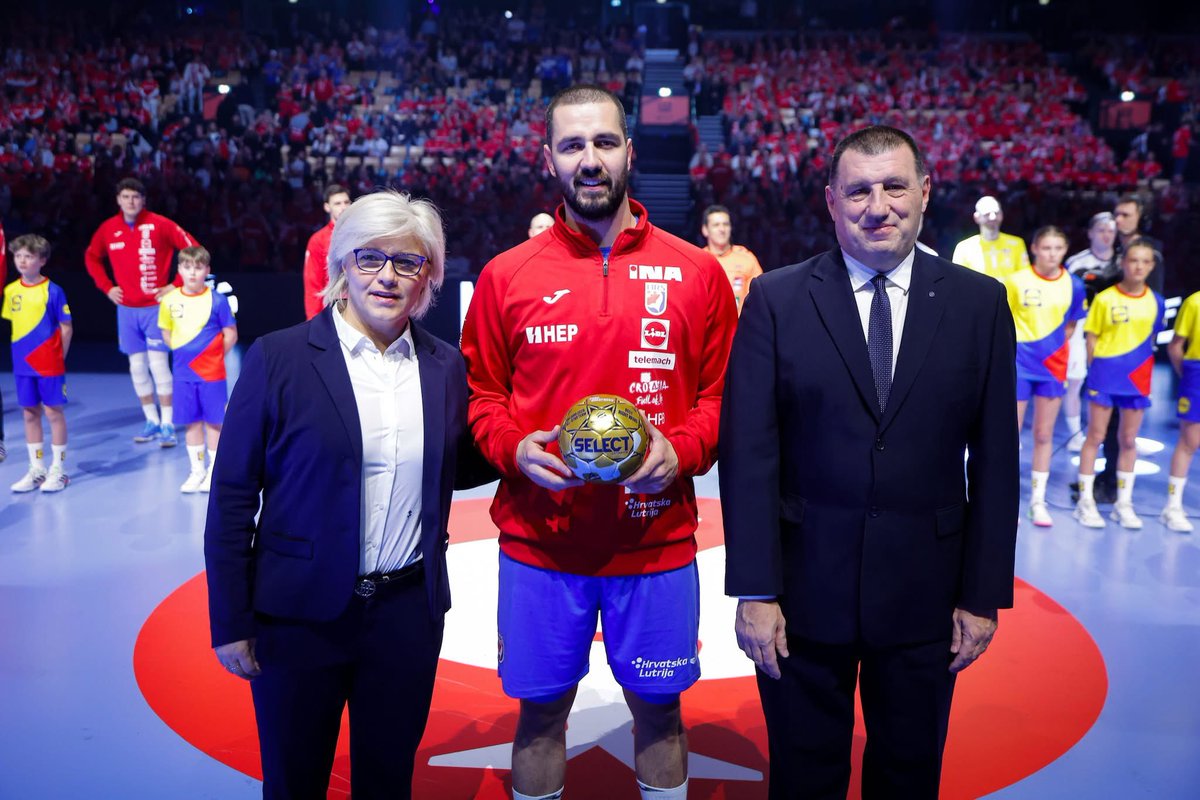 mintsRH's tweet image. Čestitamo našim rukometašima na velikom uspjehu! 🥉
Na @EHFEURO slavili su protiv Islanda 34:33 i Hrvatskoj donijeli ukupno 16. medalju s velikih natjecanja. 👏
Bravo dečki, ponosni smo na vas! 
Hrvatska vas čeka! 🇭🇷 💪🏻