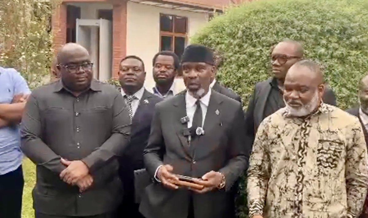 #GOMA BODY LANGUANGE...

J'ai suivi comme tous que M. <a href="/cibalanky/">Claude Ibalanky</a> dire qu'il a rejoint l'<a href="/afcongo/">AFC-Alliance Fleuve Congo</a> / M23 sans connaître le rôle qu'il va jouer.

En regardant attentivement la photo où M. Ibalanky est entouré par le Coordonnateur de l'AF/M23 <a href="/CNangaa/">Corneille Nangaa</a> et son adjoint Bertrand Bisimwa,