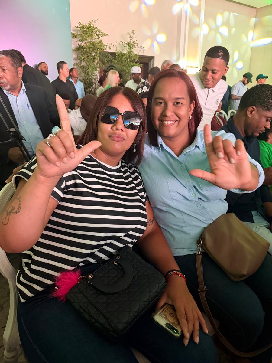 Hoy un nuevo capítulo victorioso, juramentación de José del Castillo, Charinee Ovalles y sus equipos bajo la guía del Dr. Leonel Fernández. El cambio que merecemos está más cerca. 

#FuerzaDelPueblo #FPComunica #FPCreceYSeFortalece #LeonelVuelve2028 #LeonelEsVisión