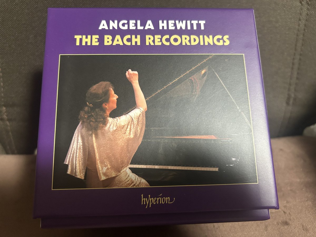 アンジェラ・ヒューイット #さん のバッハBOXから2.3枚目を聴いており