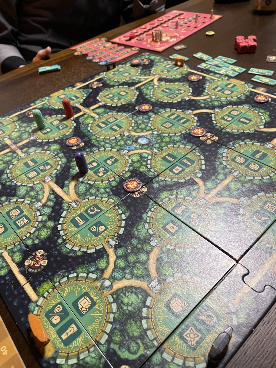 エドラのドルイド

話題作遊ばせてもらった。
めちゃくちゃ面白い！
🎲の出目で強弱変わるアクション、ルート構築、マルコポーロみ感じつつ、まとめ方・ジレンマは濃いフェルトの味
順次解放のスキル選択で徐々にプレイヤー能力に非対称性が産まれてく所も好き
写真撮る時盤面一掃した後で普通に手遅れ