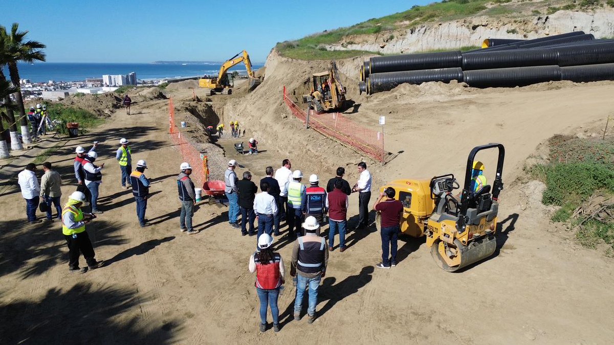 Efrainmoralesl's tweet photo. Supervisamos los avances en la rehabilitación de colectores que el @GobiernoMx está realizando para reducir la contaminación del río Tijuana. https://t.co/irNKFaxrS9