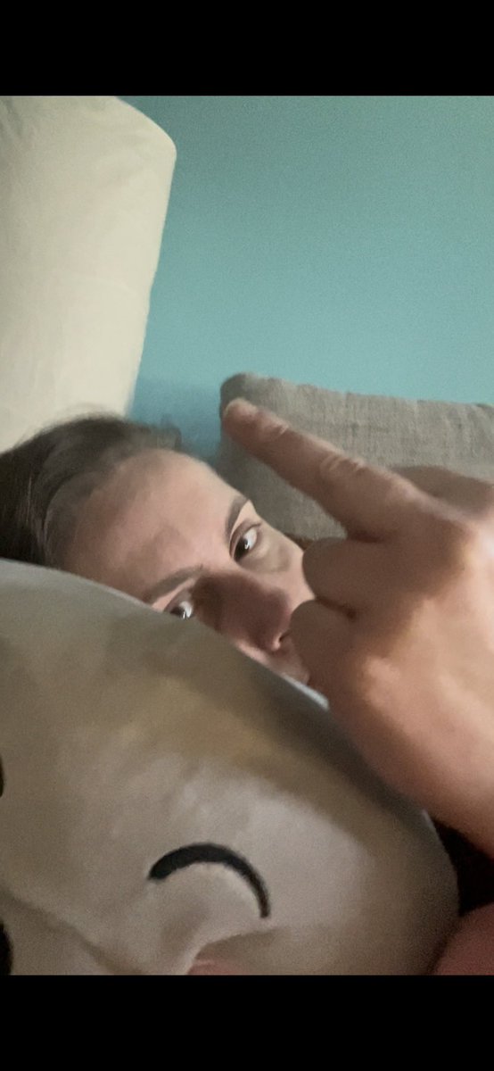 Llyntakingcare's tweet photo. #MinVWS
Waar de FUCK zou ik mee moeten dreigen dan? Zelfs mijn konijnen weten dat ze nergens van onder de indruk hoeven zijn. Tegen de tijd dat ik met Gods gratie een keer rechtop zit en genoeg lucht heb om bedreigingen te doen is de gemiddelde arts m’n bestaan alweer vergeten https://t.co/CQgNrziv13