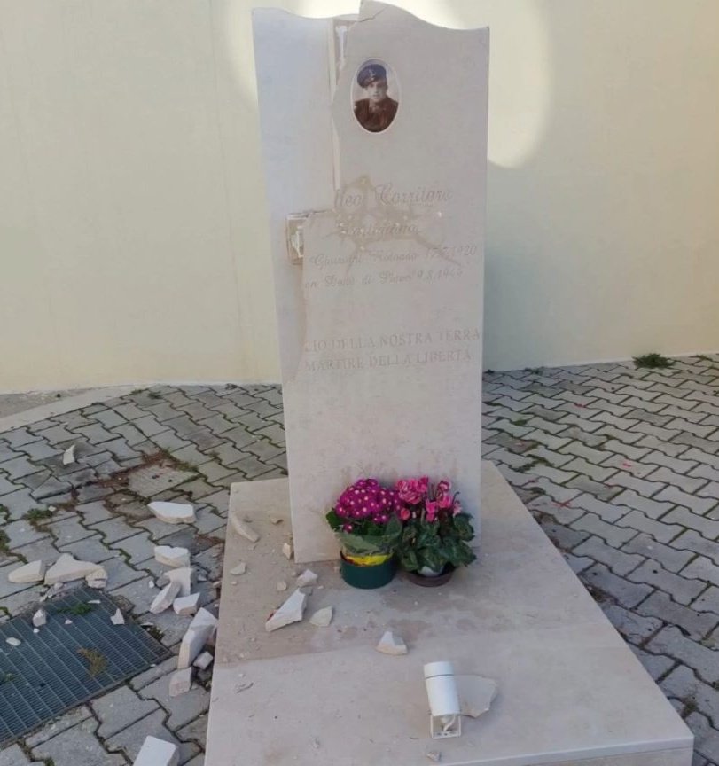 Una lapide installata pochi mesi fa in memoria del partigiano Matteo Corritore è stata vandalizzata a San Giovanni Rotondo.
Corritore aveva 24 anni, fu catturato dai nazifascisti, torturato e fucilato il 7 agosto 1944 a San Donà di Piave.
La memoria dà ancora fastidio. #matrice
