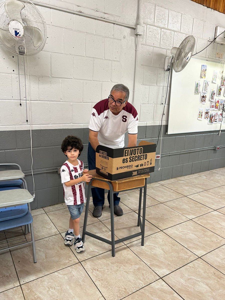 Hoy no es día de futbol, si no de cumplir con nuestro deber cívico. Vamos todos a votar por la candidatura a la presidencia, vicepresidencias y diputaciones de nuestra preferencia, y demos el ejemplo a nuestros niños de la obligación de siempre cumplir con la patria 🇨🇷🇨🇷🇨🇷