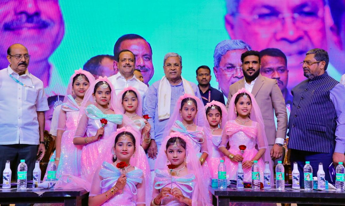 CMofKarnataka's tweet photo. ಬ್ಯಾರಿಗಳನ್ನು ಯಾರೇ ವಿಭಜಿಸಲು ಪ್ರಯತ್ನಿಸಿದರೂ ತಮ್ಮ ಅಸ್ಮಿತೆಯನ್ನು, ಒಗ್ಗಟ್ಟನ್ನು ಉಳಿಸಿಕೊಂಡು ಹೋಗಬೇಕು. ತುಳು ಮತ್ತು ಬ್ಯಾರಿ ಭಾಷೆಗೆ ಲಿಪಿ ಇಲ್ಲದ್ದರಿಂದ ಕನ್ನಡದಲ್ಲಿಯೇ ನಿಮ್ಮತನವನ್ನು ಉಳಿಸಿಕೊಂಡಿರುವುದು ಪ್ರಶಂಸನೀಯ.
ದಕ್ಷಿಣ ಕನ್ನಡ ಜಿಲ್ಲೆಯ ಬ್ಯಾರಿಗಳು ದೇಶ, ವಿದೇಶದ ಅನೇಕ ಭಾಗಗಳಲ್ಲಿ ಕೆಲಸ ಮಾಡುವವರಾದರೂ ಬ್ಯಾರಿ ಅಸ್ಮಿತೆಯನ್ನು ಬಿಟ್ಟುಕೊಟ್ಟಿಲ್ಲ. ಬ್ಯಾರಿಗಳು ಜಾತ್ಯತೀತರು. ಜಾತಿ ವ್ಯಾಮೋಹವಾಗಲಿ, ಧರ್ಮದ ವ್ಯಾಮೋಹವಾಗಲಿ ಇಲ್ಲ. ಮೂಲತಃ ವ್ಯಾಪಾರಿಗಳಾದ ಬ್ಯಾರಿಗಳು ಎಲ್ಲಾ ಸಮುದಾಯಗಳೊಂದಿಗೆ ಹೊಂದಿಕೊಂಡು ಅವರ ಸಂಸ್ಕೃತಿ, ಉದ್ಯೋಗದೊಂದಿಗೆ ತಮ್ಮ ಸಂಸ್ಕೃತಿಯನ್ನು ಉಳಿಸಿಕೊಳ್ಳುತ್ತಿರುವುದು ದೊಡ್ಡ ವಿಚಾರ.
ಬ್ಯಾರಿ ಸಮುದಾಯದವರು ತಮ್ಮ ಹೆಣ್ಣು ಮಕ್ಕಳಿಗೆ ಶಿಕ್ಷಣ ನೀಡುತ್ತಿರುವುದು ಸ್ವಾಗತಾರ್ಹ. ಒಂದು ಕಾಲದಲ್ಲಿ ಮಹಿಳೆಯರು ಅಕ್ಷರ ಸಂಸ್ಕೃತಿಯಿಂದ ವಂಚಿತರಾಗಿದ್ದರು, ಹೆಣ್ಣು ಮಕ್ಕಳು ವಿದ್ಯಾವಂತರಾಗುವುದು ಇತ್ತೀಚಿನ ವರ್ಷಗಳಲ್ಲಿ ಹೆಚ್ಚಾಗಿರುವುದು ಒಳ್ಳೆಯ ಬೆಳವಣಿಗೆ. ಲಿಂಗ ತಾರತಮ್ಯ ಹೋಗಲಾಡಿಸಲು ವಿದ್ಯಾಭ್ಯಾಸ ಅವಶ್ಯಕ.
ಎಲ್ಲರೂ ಜಾತ್ಯತೀತರಾಗಿರುವುದು ಮುಖ್ಯವಾಗಿದ್ದು, ಪ್ರತಿಯೊಬ್ಬರೂ ಪರಸ್ಪರ ಪ್ರೀತಿಸಬೇಕು ಮನುಷ್ಯರಾಗಿ ಬಾಳಬೇಕು ಎಂದು ಎಲ್ಲಾ ಧರ್ಮಗಳೂ ಹೇಳುತ್ತವೆ. ಧರ್ಮವನ್ನು ತಮ್ಮ ಅನುಕೂಲಕ್ಕೆ ತಕ್ಕಂತೆ ವ್ಯಾಖ್ಯಾನಿಸುವುದು ಸರಿಯಲ್ಲ.
ಬ್ಯಾರಿ ಭವನ ನಿರ್ಮಾಣಕ್ಕೆ 5 ಕೋಟಿ ರೂ ನೀಡಿದ್ದೆ. ಬ್ಯಾರಿ ಭಾಷೆ, ಕಲೆ ಉಳಿಸಲು ಸರ್ಕಾರ ನೆರವು ನೀಡಲಿದೆ. ಮಂಗಳೂರು ಬ್ಯಾರಿ ಅಕಾಡೆಮಿಗೆ 3 ಕೋಟಿ, ಹಜ್ ಭವನಕ್ಕೆ 10 ಕೋಟಿ ಅನುದಾನ ನೀಡಲಾಗಿದೆ.
ಬ್ಯಾರಿ ಸಮುದಾಯಕ್ಕೆ ಸೇರಿದ ಯು. ಟಿ.ಖಾದರ್ ವಿಧಾನಸಭಾಧ್ಯಕ್ಷರಾಗಿ ನಿಷ್ಪಕ್ಷಪಾತವಾಗಿ ಕಾರ್ಯನಿರ್ವಹಿಸುತ್ತಾ, ಸಾಂವಿಧಾನಿಕ ಮೌಲ್ಯಗಳನ್ನು ಎತ್ತಿಹಿಡಿಯುತ್ತಿದ್ದಾರೆ. ಇಡೀ ಬ್ಯಾರಿ ಸಮುದಾಯ ಇನ್ನಷ್ಟು ಆರ್ಥಿಕವಾಗಿ, ರಾಜಕೀಯವಾಗಿ ಮತ್ತು ಸಾಮಾಜಿಕವಾಗಿ ಸಬಲರಾಗಲಿ ಎಂದು ಹಾರೈಸುತ್ತೇನೆ.
- ಇಂದು ಬ್ಯಾರಿಸ್ ಸೆಂಟ್ರಲ್ ಕಮಿಟಿ, ಬೆಂಗಳೂರು ಇವರ ವತಿಯಿಂದ ಅರಮನೆ ಮೈದಾನದಲ್ಲಿ ಆಯೋಜಿಸಿದ್ದ ಬೃಹತ್ "ಬ್ಯಾರಿ ಕೂಟ -2026" ಅನ್ನು ಮುಖ್ಯಮಂತ್ರಿ @siddaramaiah ಅವರು ಉದ್ಘಾಟಿಸಿ, ಮಾತನಾಡಿದರು