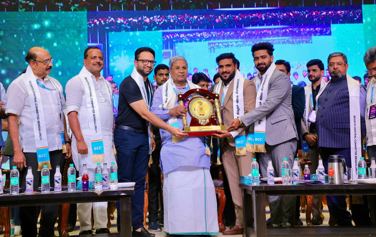 CMofKarnataka's tweet photo. ಬ್ಯಾರಿಗಳನ್ನು ಯಾರೇ ವಿಭಜಿಸಲು ಪ್ರಯತ್ನಿಸಿದರೂ ತಮ್ಮ ಅಸ್ಮಿತೆಯನ್ನು, ಒಗ್ಗಟ್ಟನ್ನು ಉಳಿಸಿಕೊಂಡು ಹೋಗಬೇಕು. ತುಳು ಮತ್ತು ಬ್ಯಾರಿ ಭಾಷೆಗೆ ಲಿಪಿ ಇಲ್ಲದ್ದರಿಂದ ಕನ್ನಡದಲ್ಲಿಯೇ ನಿಮ್ಮತನವನ್ನು ಉಳಿಸಿಕೊಂಡಿರುವುದು ಪ್ರಶಂಸನೀಯ.
ದಕ್ಷಿಣ ಕನ್ನಡ ಜಿಲ್ಲೆಯ ಬ್ಯಾರಿಗಳು ದೇಶ, ವಿದೇಶದ ಅನೇಕ ಭಾಗಗಳಲ್ಲಿ ಕೆಲಸ ಮಾಡುವವರಾದರೂ ಬ್ಯಾರಿ ಅಸ್ಮಿತೆಯನ್ನು ಬಿಟ್ಟುಕೊಟ್ಟಿಲ್ಲ. ಬ್ಯಾರಿಗಳು ಜಾತ್ಯತೀತರು. ಜಾತಿ ವ್ಯಾಮೋಹವಾಗಲಿ, ಧರ್ಮದ ವ್ಯಾಮೋಹವಾಗಲಿ ಇಲ್ಲ. ಮೂಲತಃ ವ್ಯಾಪಾರಿಗಳಾದ ಬ್ಯಾರಿಗಳು ಎಲ್ಲಾ ಸಮುದಾಯಗಳೊಂದಿಗೆ ಹೊಂದಿಕೊಂಡು ಅವರ ಸಂಸ್ಕೃತಿ, ಉದ್ಯೋಗದೊಂದಿಗೆ ತಮ್ಮ ಸಂಸ್ಕೃತಿಯನ್ನು ಉಳಿಸಿಕೊಳ್ಳುತ್ತಿರುವುದು ದೊಡ್ಡ ವಿಚಾರ.
ಬ್ಯಾರಿ ಸಮುದಾಯದವರು ತಮ್ಮ ಹೆಣ್ಣು ಮಕ್ಕಳಿಗೆ ಶಿಕ್ಷಣ ನೀಡುತ್ತಿರುವುದು ಸ್ವಾಗತಾರ್ಹ. ಒಂದು ಕಾಲದಲ್ಲಿ ಮಹಿಳೆಯರು ಅಕ್ಷರ ಸಂಸ್ಕೃತಿಯಿಂದ ವಂಚಿತರಾಗಿದ್ದರು, ಹೆಣ್ಣು ಮಕ್ಕಳು ವಿದ್ಯಾವಂತರಾಗುವುದು ಇತ್ತೀಚಿನ ವರ್ಷಗಳಲ್ಲಿ ಹೆಚ್ಚಾಗಿರುವುದು ಒಳ್ಳೆಯ ಬೆಳವಣಿಗೆ. ಲಿಂಗ ತಾರತಮ್ಯ ಹೋಗಲಾಡಿಸಲು ವಿದ್ಯಾಭ್ಯಾಸ ಅವಶ್ಯಕ.
ಎಲ್ಲರೂ ಜಾತ್ಯತೀತರಾಗಿರುವುದು ಮುಖ್ಯವಾಗಿದ್ದು, ಪ್ರತಿಯೊಬ್ಬರೂ ಪರಸ್ಪರ ಪ್ರೀತಿಸಬೇಕು ಮನುಷ್ಯರಾಗಿ ಬಾಳಬೇಕು ಎಂದು ಎಲ್ಲಾ ಧರ್ಮಗಳೂ ಹೇಳುತ್ತವೆ. ಧರ್ಮವನ್ನು ತಮ್ಮ ಅನುಕೂಲಕ್ಕೆ ತಕ್ಕಂತೆ ವ್ಯಾಖ್ಯಾನಿಸುವುದು ಸರಿಯಲ್ಲ.
ಬ್ಯಾರಿ ಭವನ ನಿರ್ಮಾಣಕ್ಕೆ 5 ಕೋಟಿ ರೂ ನೀಡಿದ್ದೆ. ಬ್ಯಾರಿ ಭಾಷೆ, ಕಲೆ ಉಳಿಸಲು ಸರ್ಕಾರ ನೆರವು ನೀಡಲಿದೆ. ಮಂಗಳೂರು ಬ್ಯಾರಿ ಅಕಾಡೆಮಿಗೆ 3 ಕೋಟಿ, ಹಜ್ ಭವನಕ್ಕೆ 10 ಕೋಟಿ ಅನುದಾನ ನೀಡಲಾಗಿದೆ.
ಬ್ಯಾರಿ ಸಮುದಾಯಕ್ಕೆ ಸೇರಿದ ಯು. ಟಿ.ಖಾದರ್ ವಿಧಾನಸಭಾಧ್ಯಕ್ಷರಾಗಿ ನಿಷ್ಪಕ್ಷಪಾತವಾಗಿ ಕಾರ್ಯನಿರ್ವಹಿಸುತ್ತಾ, ಸಾಂವಿಧಾನಿಕ ಮೌಲ್ಯಗಳನ್ನು ಎತ್ತಿಹಿಡಿಯುತ್ತಿದ್ದಾರೆ. ಇಡೀ ಬ್ಯಾರಿ ಸಮುದಾಯ ಇನ್ನಷ್ಟು ಆರ್ಥಿಕವಾಗಿ, ರಾಜಕೀಯವಾಗಿ ಮತ್ತು ಸಾಮಾಜಿಕವಾಗಿ ಸಬಲರಾಗಲಿ ಎಂದು ಹಾರೈಸುತ್ತೇನೆ.
- ಇಂದು ಬ್ಯಾರಿಸ್ ಸೆಂಟ್ರಲ್ ಕಮಿಟಿ, ಬೆಂಗಳೂರು ಇವರ ವತಿಯಿಂದ ಅರಮನೆ ಮೈದಾನದಲ್ಲಿ ಆಯೋಜಿಸಿದ್ದ ಬೃಹತ್ "ಬ್ಯಾರಿ ಕೂಟ -2026" ಅನ್ನು ಮುಖ್ಯಮಂತ್ರಿ @siddaramaiah ಅವರು ಉದ್ಘಾಟಿಸಿ, ಮಾತನಾಡಿದರು