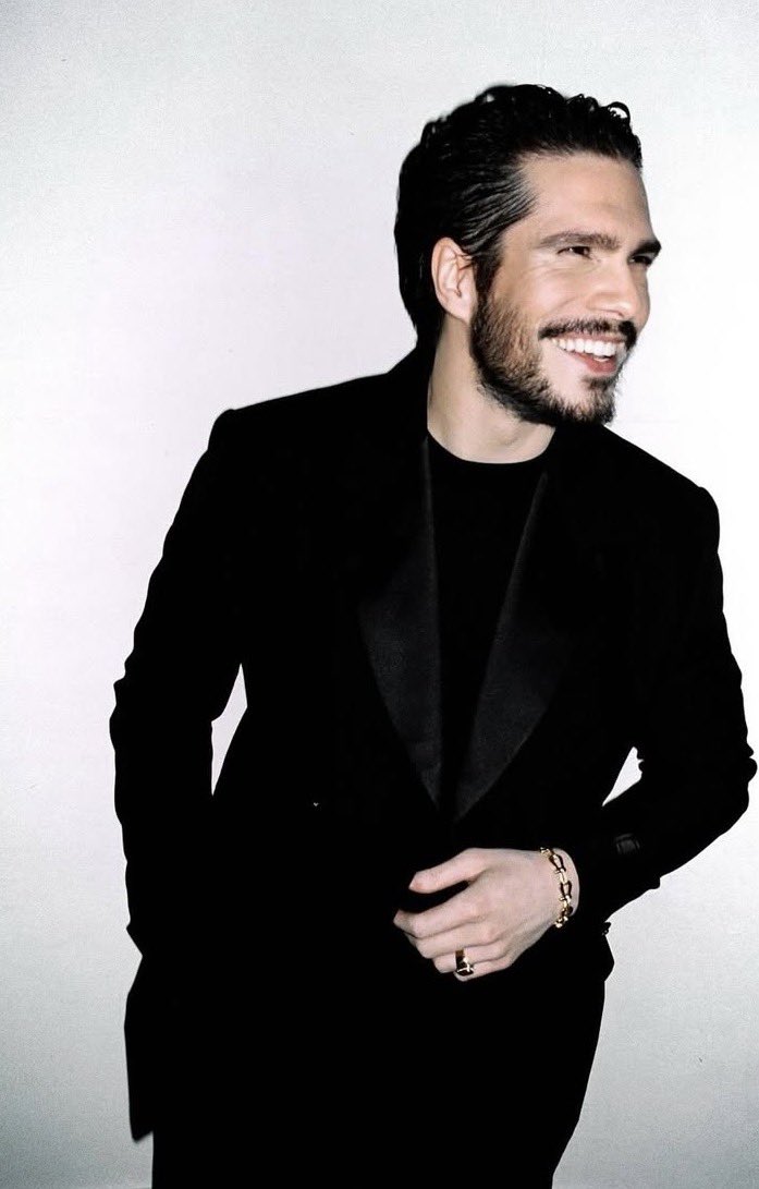 À 36 ans, #FrançoisCivil enchaîne les succès, mais son corps, lui, lève le pied. Hyperactivité, stress chronique, dépigmentation de la peau, mèche blanche apparue très tôt : l’acteur a souvent expliqué que ces signaux étaient liés au surmenage. 💬

📸 Instagram