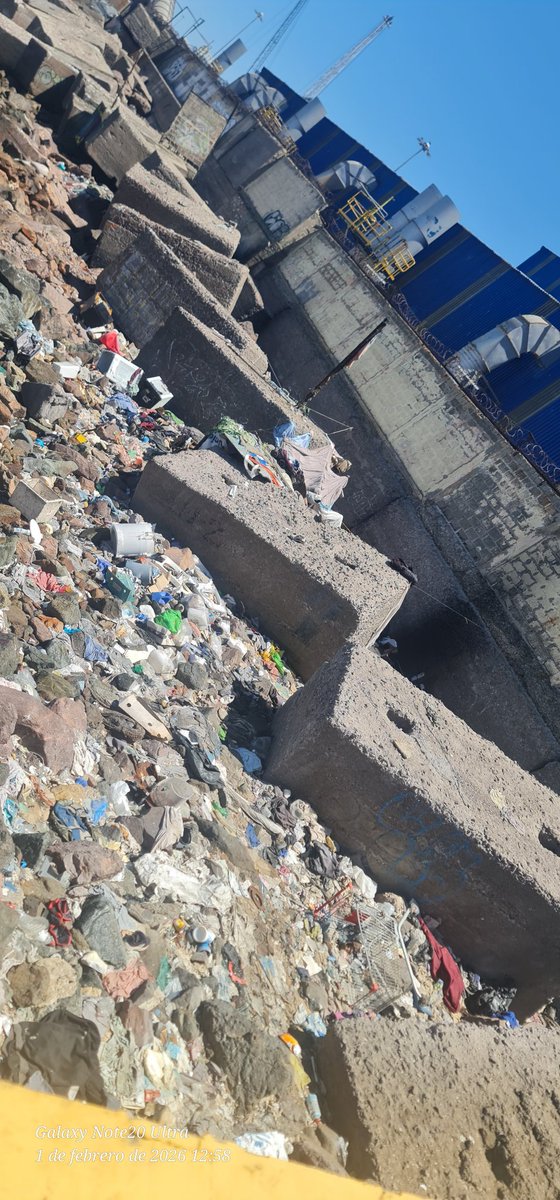 nievasmc's tweet photo. Podriamos organizar una limpieza de este sector y no dejar todo en las manos de las autoridades ustedes @ATI_Puerto podrían coperar con las bolsas de basura y yo con mi presencia @SachaRazmilic @jonathanplan9 #Antofagasta @RicardoDiazC @aluksicc https://t.co/cmB1SBify8