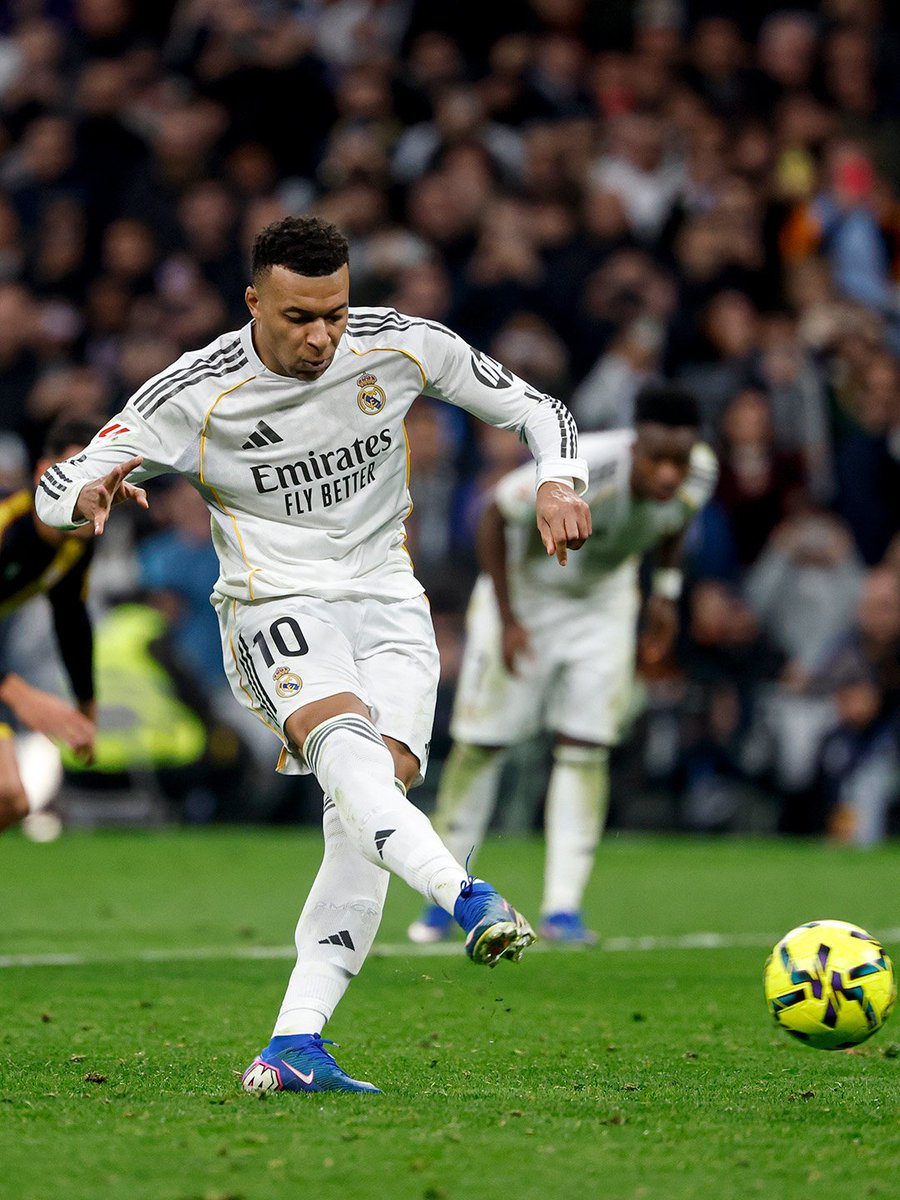 KamerfootTeam's tweet photo. @LaLiga🇪🇦
Le @realmadrid s'impose 2-1 face au @RayoVallecano avec un magnifique but de @vinijr qui emballe de nouveau les socios du #SantiagoBernabéu, et un penalty réussi dans le temps additionnel par @Kylian . https://t.co/ZvX3ABbhDE