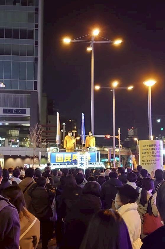 88qp_8_qp88's tweet photo. #国民民主党を野党第一党に
#比例は国民民主党

今夜の秋葉原は、風はないけれど、芯まで凍える冬の冷たさが静かに街を包む
それでも、人は立ち止まる
一人
そして、また一人

一時間も前から、街宣車の前に人が集まり始める
約束されたわけでもないのに

私は、いつものようにビラを配りながら、一人の若者に聞いてみた

「なぜ、来てくれたんですか？」

「こんなに現役世代を助けたいと言ってくれる玉木さんの言葉を、直接聞いてみたいと思ったんです」

その言葉を聞いて、私は少しだけ、ホッとしました

きっとこの若者は、
政治を遠いものではなく、
自分の人生に関わるものだと、
どこかで感じている
玉木代表が訴え続けてきた事は
ちゃんと届いている

そう確信できた事は私にとって大きな喜びでした

国民民主党が掲げてきた
「対決より解決」
という言葉は、誰かに強く叫ぶ為の言葉ではありません

暮らしの中で、誰かを押さえつけるのではなく、社会を前に進めるための言葉です

相手を倒すためではなく、社会の問題を一つずつ解いていく為の作法です

批判だけで終わらせず、対案を示し、現実を少しずつ動かしていく

そこに派手さやスピード感はないけれど、確かに、若い世代の心に届き、静かに意識を変えていく力がある

それがわかって嬉しかった

玉木さんは今回の演説で

国民民主党の結党の原点は、

「現役世代から豊かになろう」

という、とても静かで、そして強い願いだという事

真面目に働く人が報われる社会
努力した人が、ちゃんと前に進める社会

負担の世代を、希望の世代へ
不安の世代を、未来を語れる世代へ

国民が稼いだ給料も、ボーナスも、その人が生きてきた時間そのもので、もし税として預かるのなら、政治は理由を説明しなければならないと訴えた

わからないまま差し出す社会ではなく、
納得して未来を託せる社会

目指しているのは、特別な誰かのための国ではない

一生懸命働いた人が、「頑張ってよかった」と思える国

子どもたちが、
「夢は叶えていいんだ」と、ちゃんと前を向ける国へ

今夜の秋葉原で、
寒さの中、黙って立っている人たちは、
きっと、その未来を見に来ている

まだ形になっていない
けれど、確かに存在している未来を
その未来をみんなで作りたい

私はなりたい

「みんな、夢は叶えていいんだよ」

そう言える自分に

ぜひ多くの人に見てほしいと思います
https://t.co/TYSfeq3m1Q