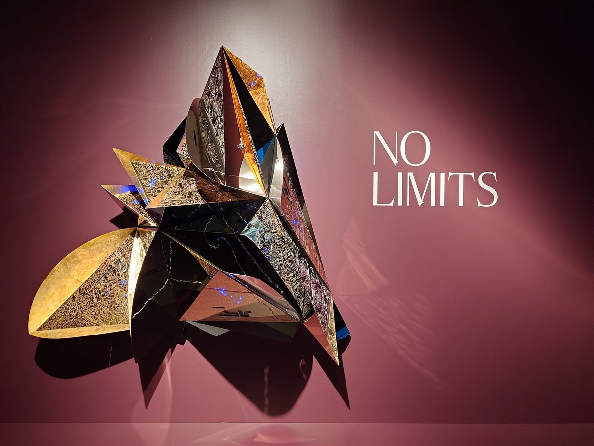 正在接受艺术熏陶...