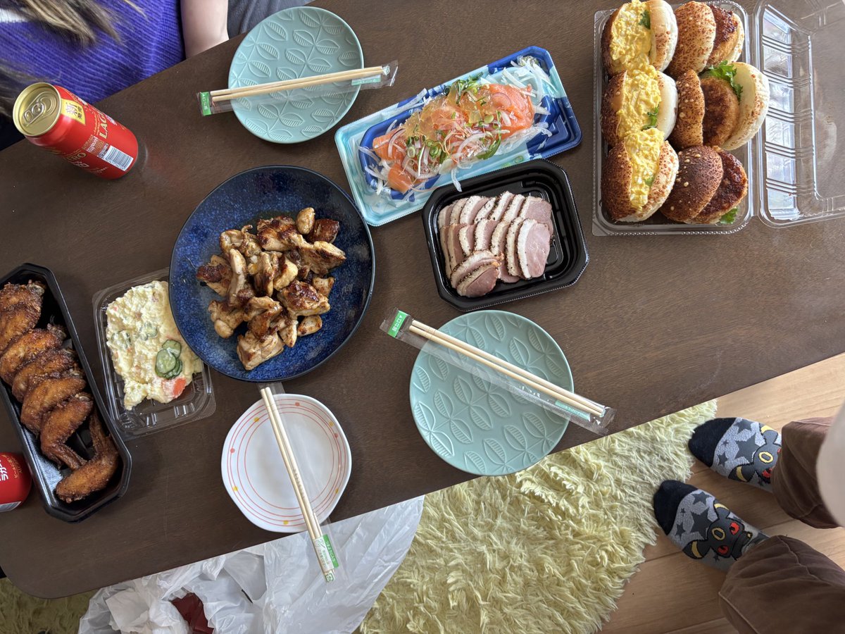 isaki_chowder's tweet photo. そして今日？はそのままみはる宅にお泊まりからグラフェス見る会でした！！
そしたらまさかのお誕生日までお祝いしてめっちゃびっくり！！ケーキもプレゼントも嬉しすぎて😭😭
アクセ推しの時絶対つける！！ありがとう〜！！！ https://t.co/tNSQD5Ipv8