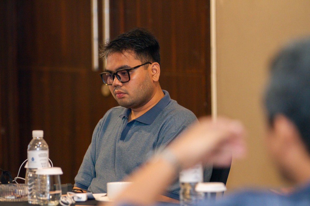 RachmanFad's tweet photo. merenung di tengah meeting. https://t.co/bIl566pzjN