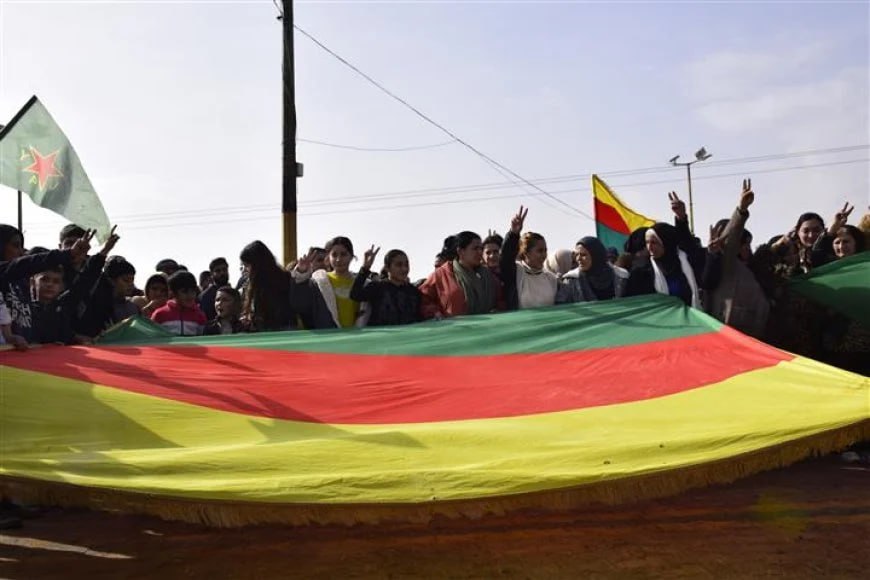 RamanBilal's tweet photo. Wie als Ausgleich für die morgige Ausgangssperre sind heute nochmal tausende auf die Straße gegangen. 
Eine unglaubliche Stimmung irgendwo zwischen Kampfgeist und Ekstase. 
Kurdistan feiert gerade seine Liebe zu sich selbst und ich kann mir nichts Schöneres vorstellen. https://t.co/VZsWW1Lo1O