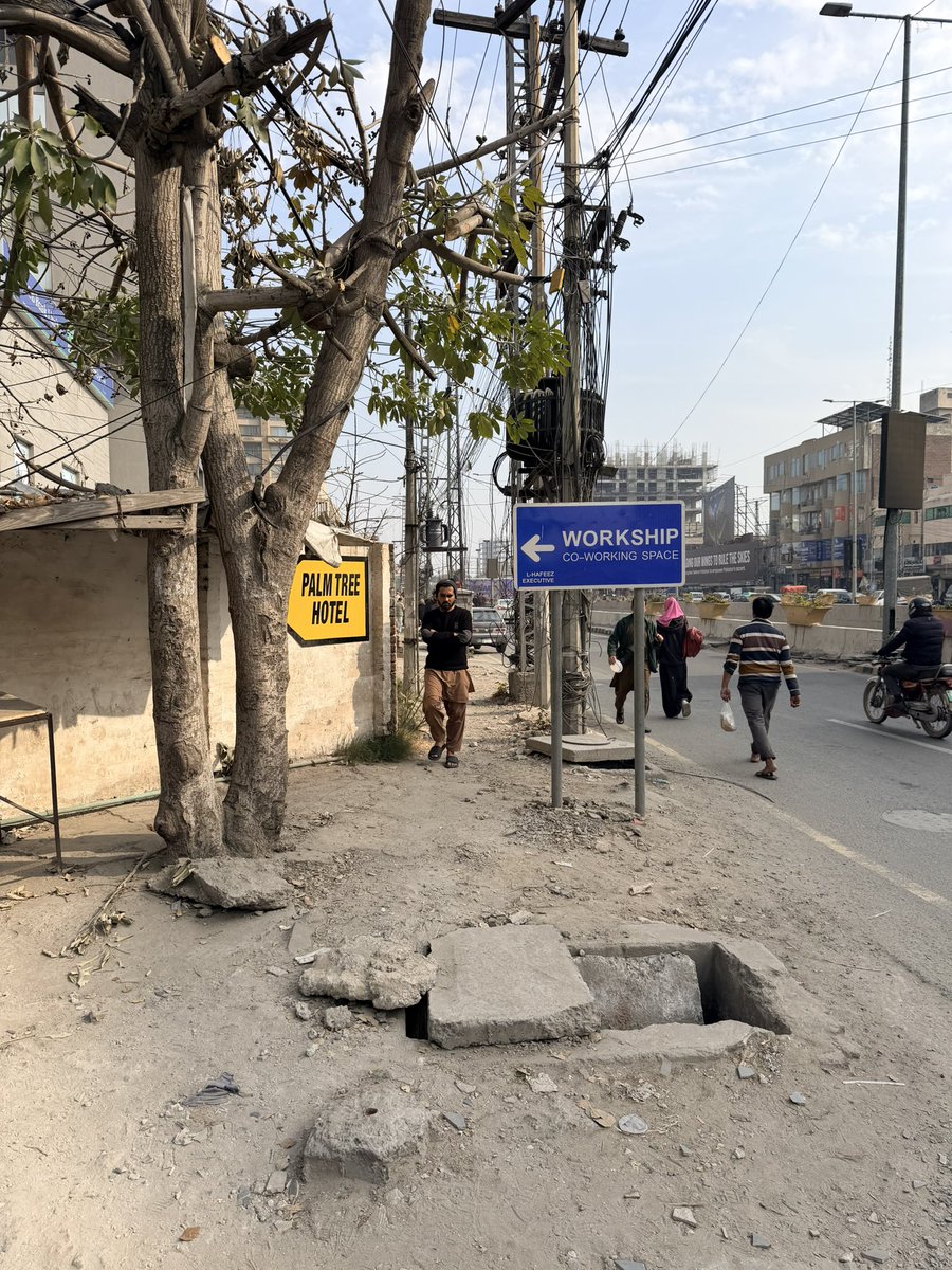 hariswaheed's tweet photo. @MaryamNSharif @MaryamNSharif Gulberg next to firdous market underpass https://t.co/0WqWRFs7Gd