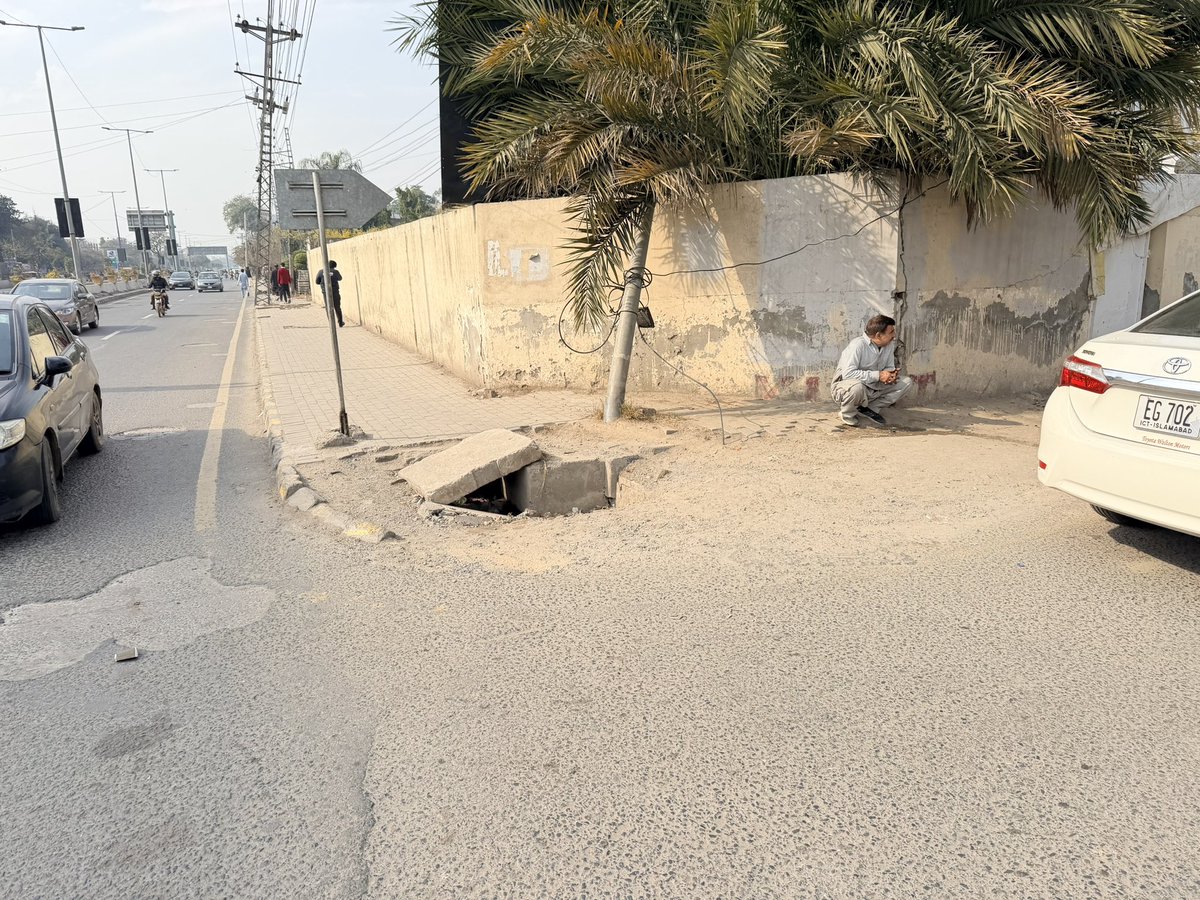 hariswaheed's tweet photo. @MaryamNSharif @MaryamNSharif Gulberg next to firdous market underpass https://t.co/0WqWRFs7Gd