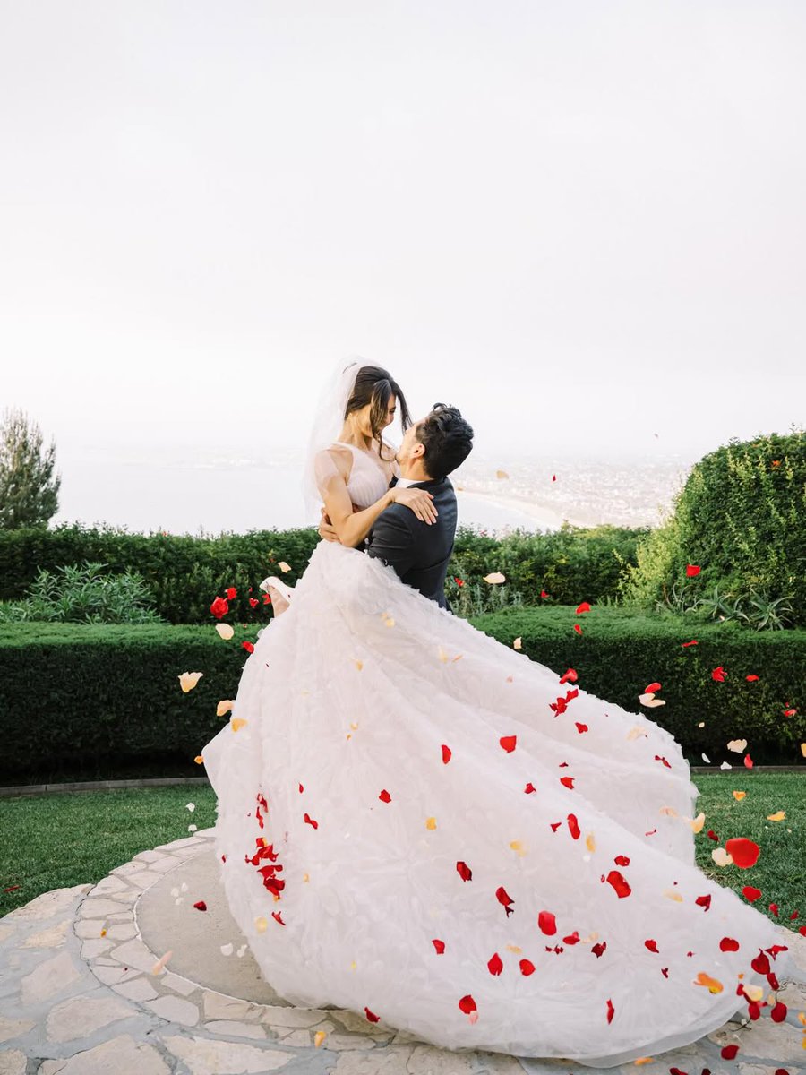 Swept away by love 🤍🌹

Venue: @laventainn_pv
Planner: @myweddingsongbird
Photography: @xoandfetti