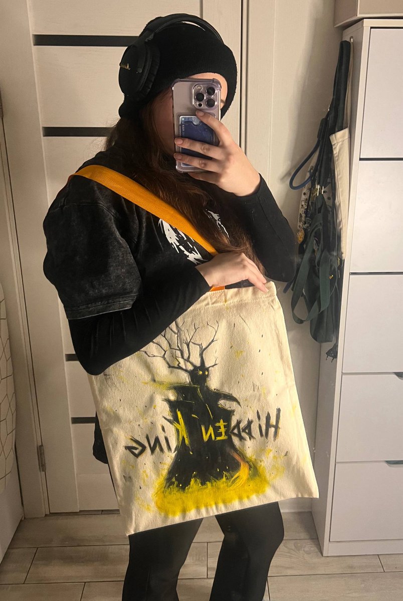 🔥 Hidden King shopper bag from our follower <a href="/MarryKruk/">Марічка🇺🇦</a> :

Materials: acrylic markers and acrylic spray paint
