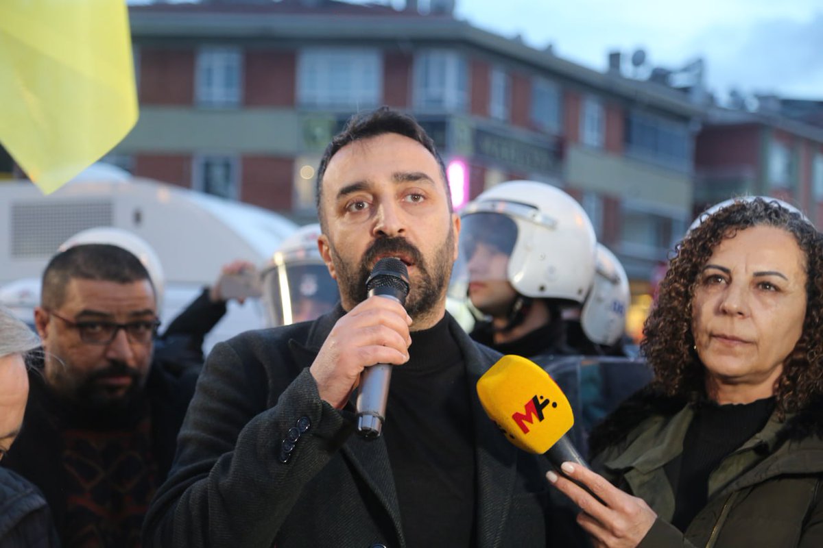 OHulaku's tweet image. 1 Şubat Dünya Rojava ile Dayanışma Günü’nde, Rojava’ya yönelik saldırılara ve kuşatmaya karşı Ankara Tuzluçayır’da gerçekleştirdiğimiz eylem, tüm baskılara rağmen sonuç verdi.

Ne hakikati susturabildiler ne de dayanışmamızı engelleyebildiler.