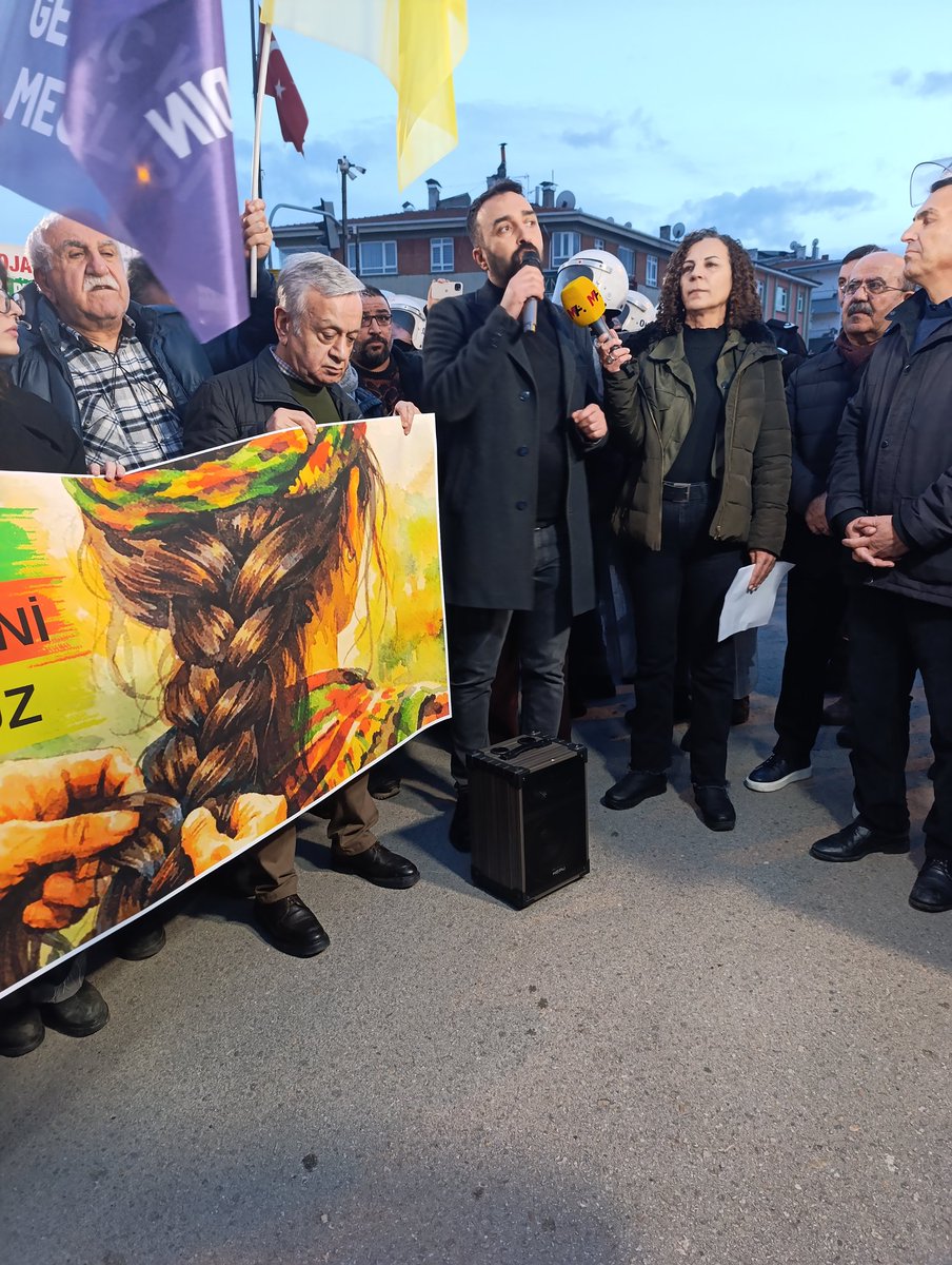 OHulaku's tweet image. 1 Şubat Dünya Rojava ile Dayanışma Günü’nde, Rojava’ya yönelik saldırılara ve kuşatmaya karşı Ankara Tuzluçayır’da gerçekleştirdiğimiz eylem, tüm baskılara rağmen sonuç verdi.

Ne hakikati susturabildiler ne de dayanışmamızı engelleyebildiler.