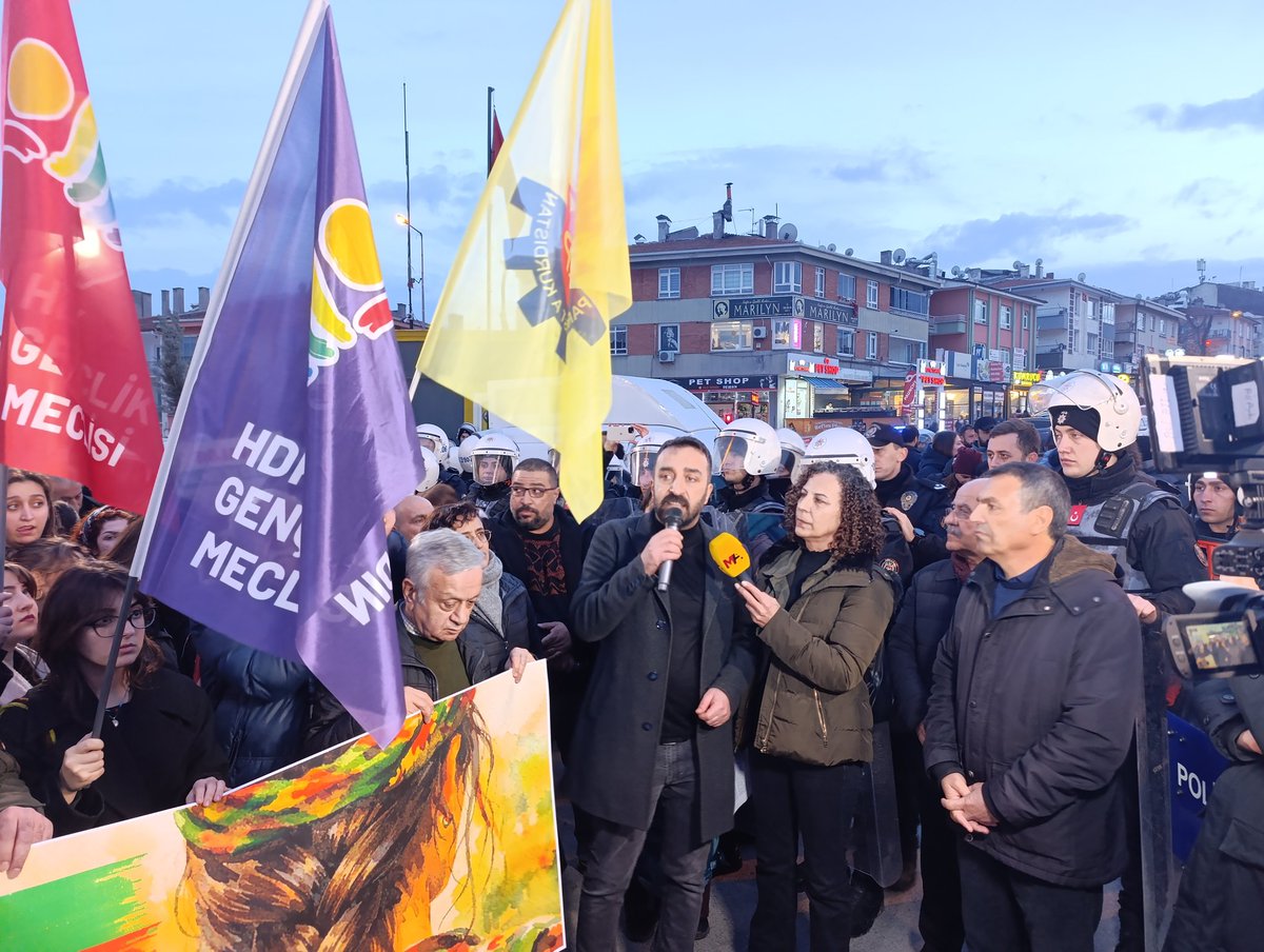 OHulaku's tweet image. 1 Şubat Dünya Rojava ile Dayanışma Günü’nde, Rojava’ya yönelik saldırılara ve kuşatmaya karşı Ankara Tuzluçayır’da gerçekleştirdiğimiz eylem, tüm baskılara rağmen sonuç verdi.

Ne hakikati susturabildiler ne de dayanışmamızı engelleyebildiler.