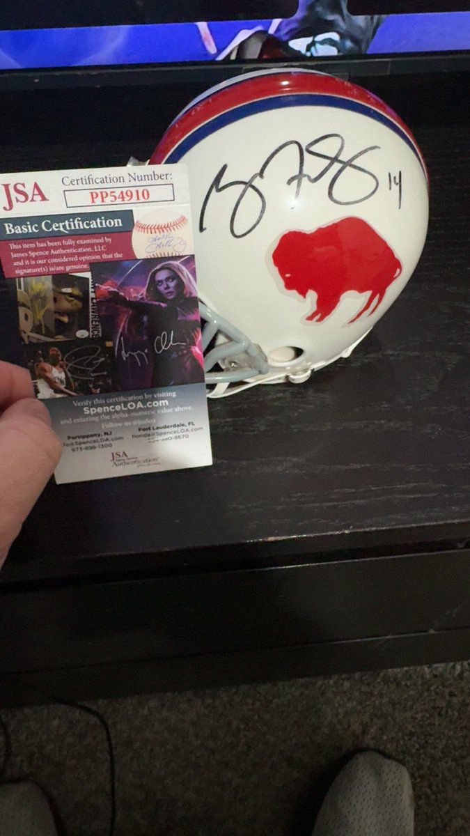 I have a Ryan Fitzpatrick signed Bills mini helmet I’m trying to see if I can trade for a Dolphins mini signed by him. Maybe <a href="/FitzMagic_14/">Ryan Fitzpatrick</a> can help? Retweets appreciated!