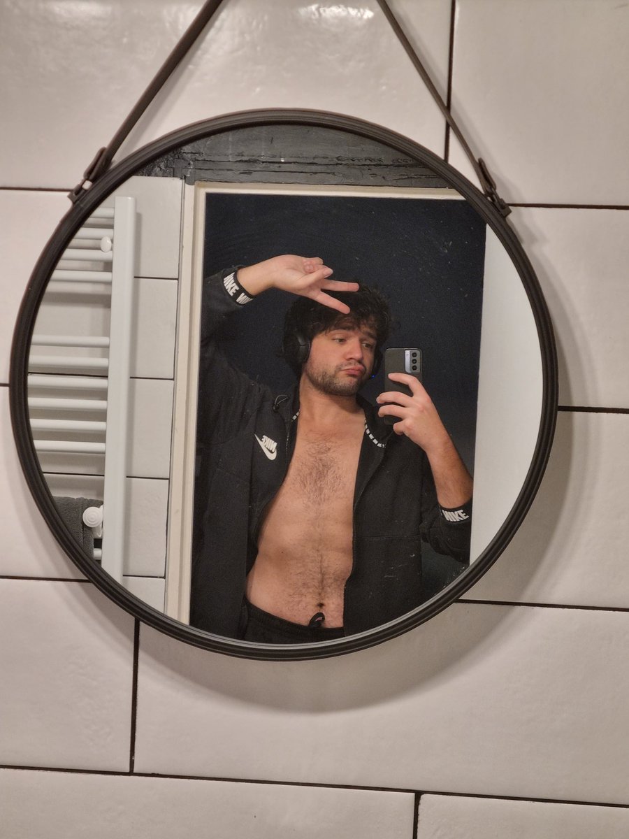Tomilli_'s tweet photo. #LGBTQIAWelcomeFebruary et en mode ménage https://t.co/ffLm7sErw1