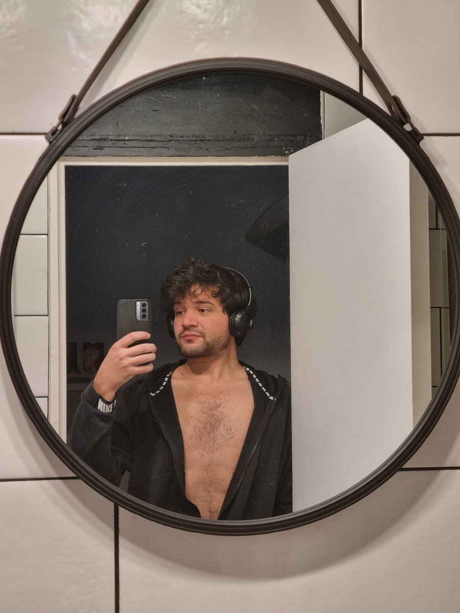 Tomilli_'s tweet photo. #LGBTQIAWelcomeFebruary et en mode ménage https://t.co/ffLm7sErw1