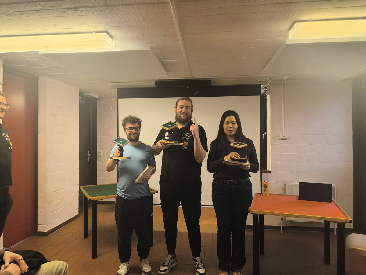 Mikelittlepony1's tweet photo. WRL Louvain-la-Neuve conquered. First WRL win. And first win as a Mahjong Pro!
Krakow in 2 weeks, Koln in 3.
#Riichi #Mahjong #WRL https://t.co/WUu4BbV7kz