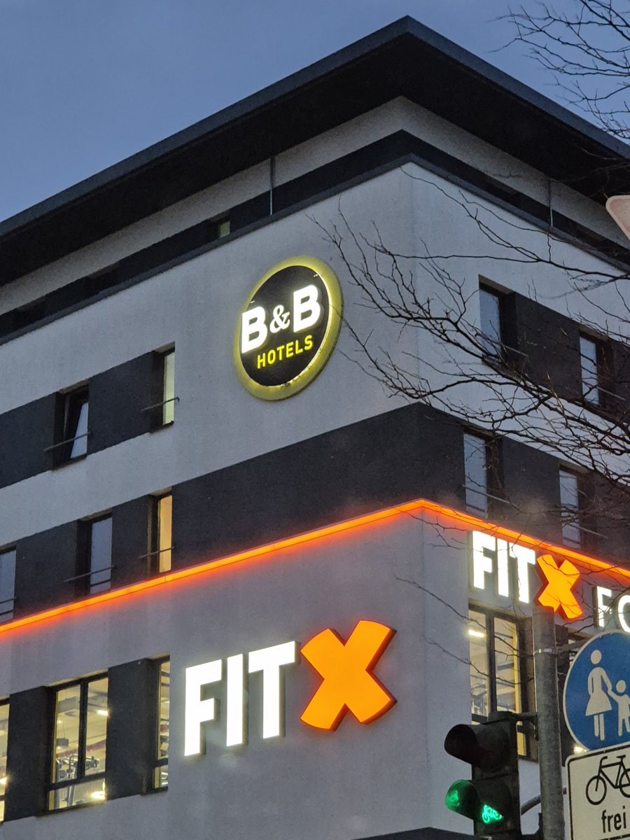Fitx mit bb hotel in einem Gebäude da hat jemand starke markt Analyse betrieben