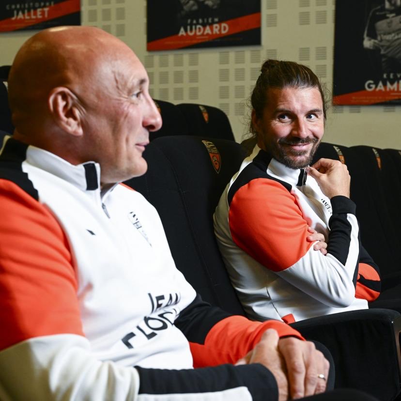 lagameiransse's tweet photo. Je pense à eux. 

Le peuple demande la prolongation @FCLorient ! https://t.co/Z0SOjSNX5u